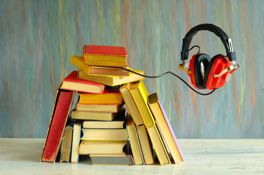 Fone de ouvido conectado em livros